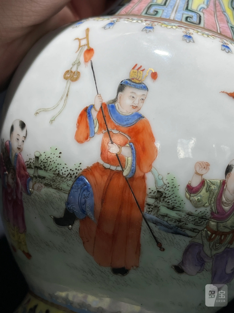 民国 粉彩婴戏纹双耳瓶一对 - 图18
